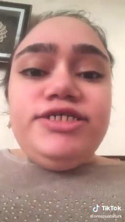 ne diyo bu suratına sı&ccedil;tığım