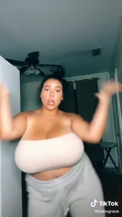 There&rsquo;s a vid of her putting that white tube on. WOW!!!