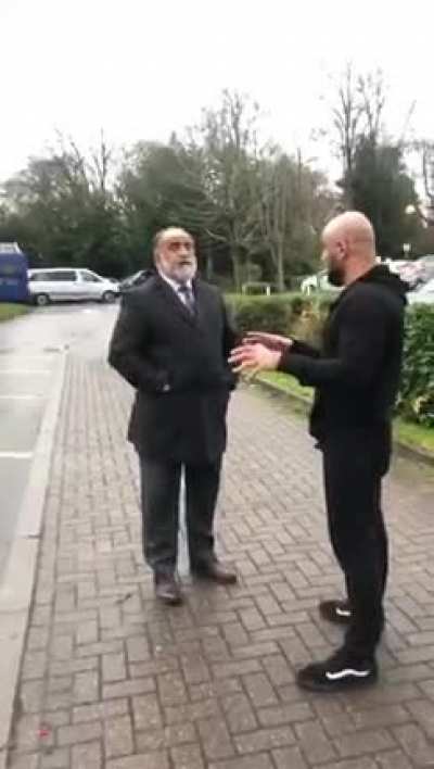 Moron antivaxxer tries to stop Muslim community centre from getting vaccine because it is made from aborted fetuses