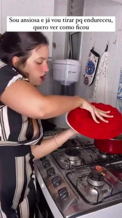 D&eacute;bora Aladim pagando peitinho
