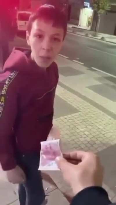 Al bu parayı bugün eve erken git 