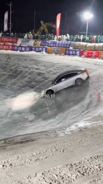 Driver skillfully drifts EV on ice in "Ice Bowl Challenge" in China