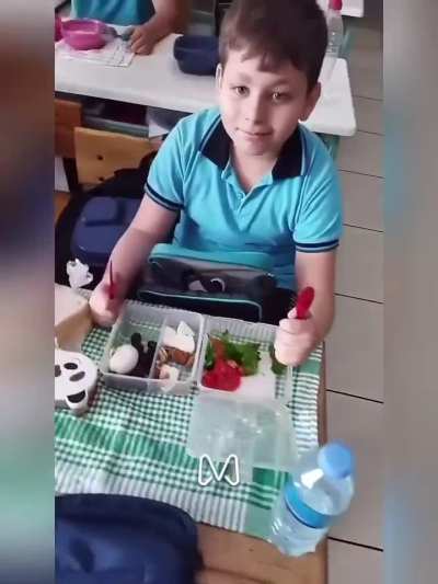 Bir İlkokul &Ouml;ğretmeni SİMİT ve MEYVE SUYUNU Sağlıklı Kahvaltı Adı Altında Sosyal Medyada Paylaştı.