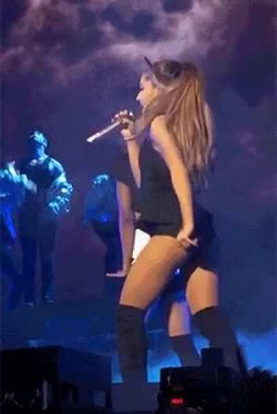 This gif is so hot to me, idk why 🥵🥺