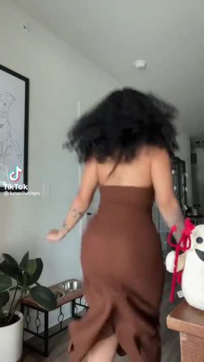 She&rsquo;s finally doing back povs 🤤