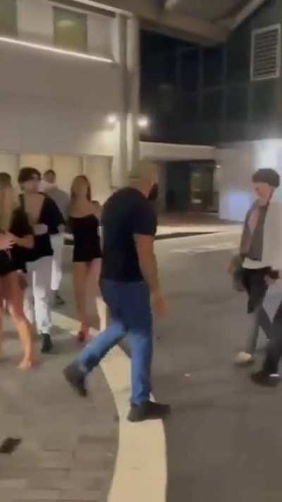 Bodyguard gives out slaps to unruly group that threatened his client