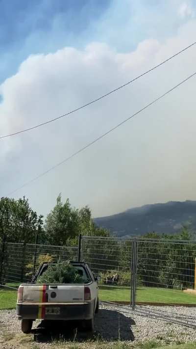 Asi se ve el incendio de El Bolson desde la puerta de mi casa