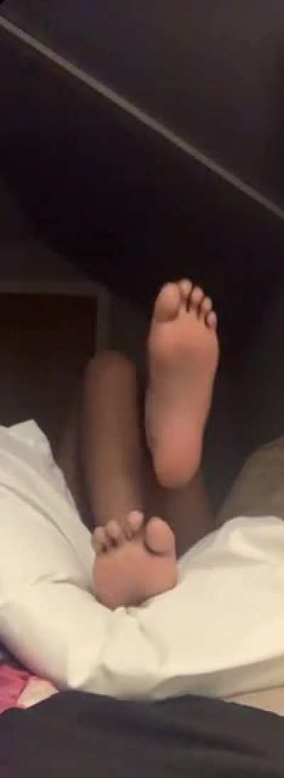 my friend lets me jerk off 2 her size 10 soles on ft ❗️❗️🥴 lmk if ya wanna see more of her dm me selling vids of her