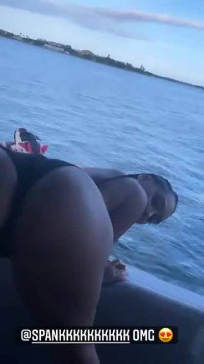 🍑👀