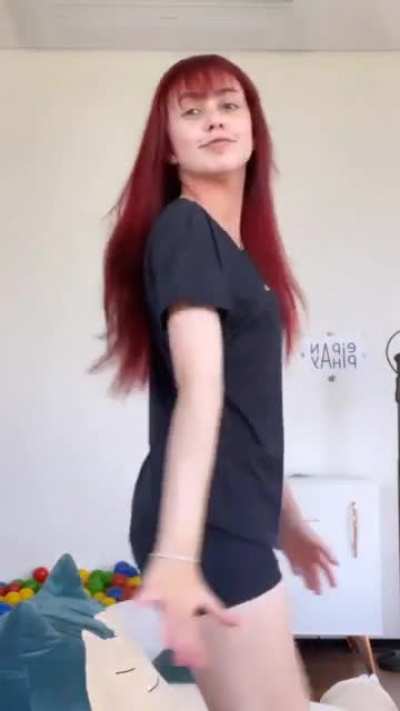 Let&iacute;cia Shirakiin mostrando sua bunda gostosa