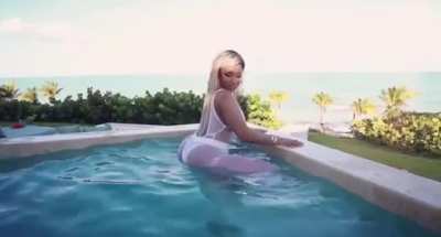 Nicki knows how to ride 🤍