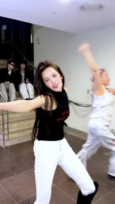 260214 IVE Official TikTok Update with Yujin - I don&rsquo;t know, I just want to go BANG (BANG BANG Challenge)