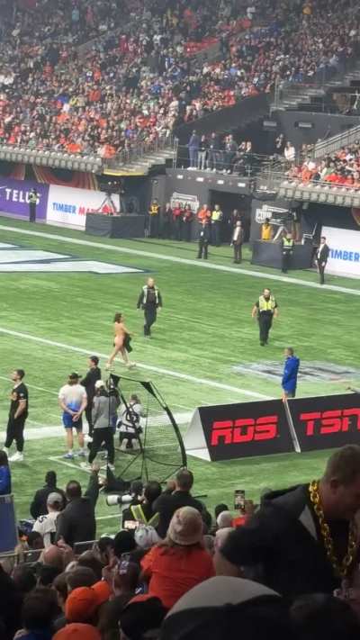 Streaker at the Grey Cup! The Vancouver police look so unimpressed LMAO 