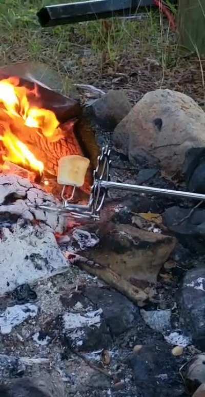 A 360° marshmallow roaster on two axes of rotation