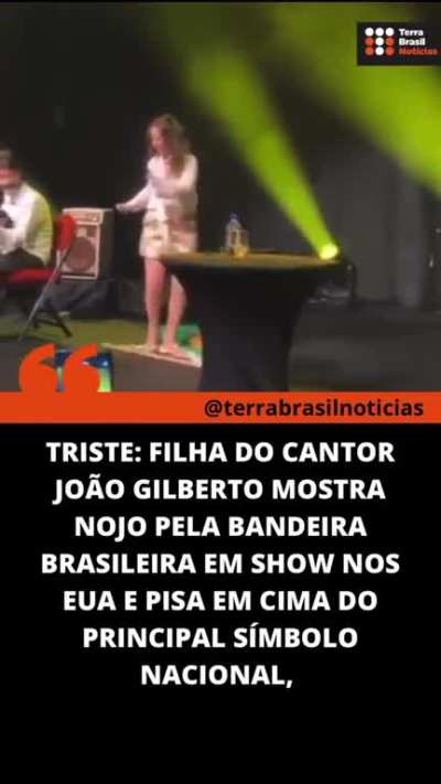 Triste: Filha do cantor Jo&atilde;o Gilberto mostra nojo pela bandeira brasileira em show nos EUA e pisa em cima do principal s&iacute;mbolo Nacional,