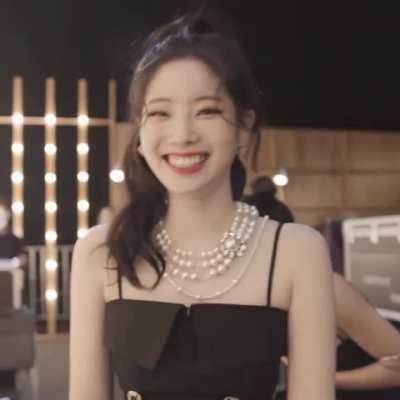 Even the camera can't focus when Dahyun is smiling like that