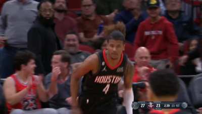 [Highlight] Jalen Green intercepts the pass and finishes with a one handed slam!