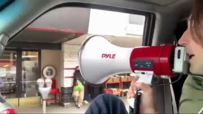 Guy calling Covid-19 a psychological lie get his car window smashed by another random guy.