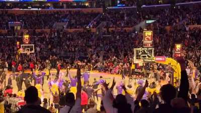 [Highlight] Lakers Fan hits half-court shot winning 75 Grand and celebrates with Anthony Davis