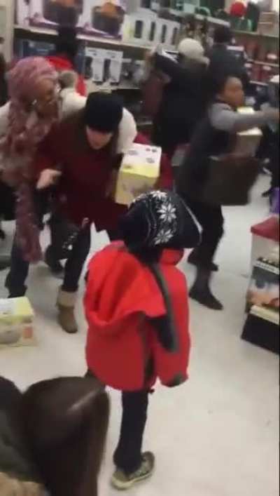 Woman steals from kid during Black Friday