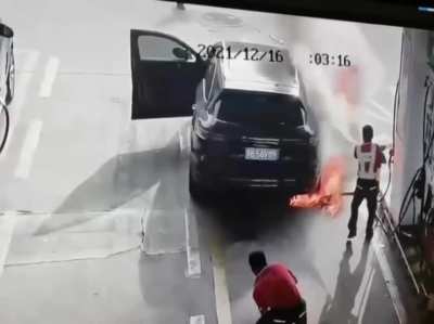 Guy didn&rsquo;t panicked and his Presence of mind saved the girl. Kudos to patrol station workers to take control on fire. (Attacker still unified and escaped scene)