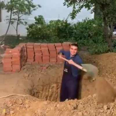 Saddam H&uuml;seyin olayını anlatıyorum bir daha sormayın. Eski Irak cumbaşkanı ve saklandığı gizli yeri ifşa olmuş şemasını &ccedil;izmişler onun &uuml;zerinden meme yapıyorlar olay bu artık anlattığım i&ccedil;in komik gelmiyor