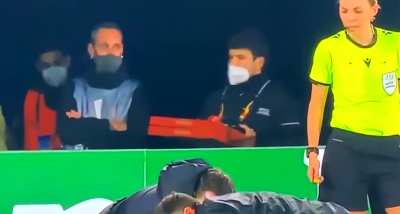 Algu&eacute;m na arquibancada pediu duas pizzas, deixando o entregador perdidinho no pagode na hora de entregar KKKKKKKKKKK