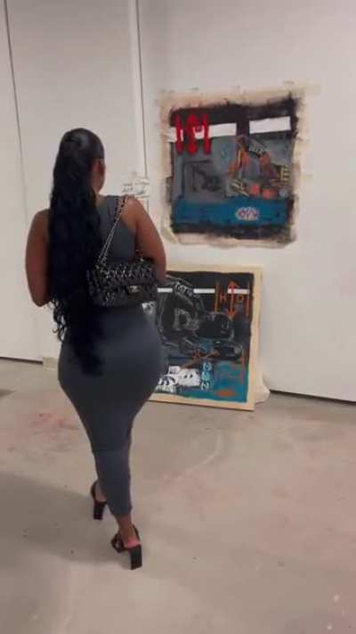 She could&rsquo;ve bent over a lil more IMO 🍑
