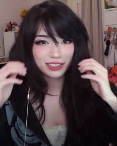 Emiru&rsquo;s Jawline