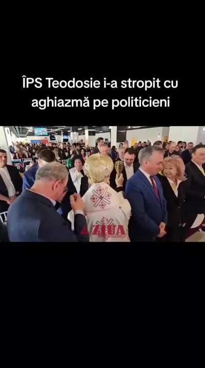 &Icirc;PS Teodosie i-a stropit cu aghiazmă pe politicieni