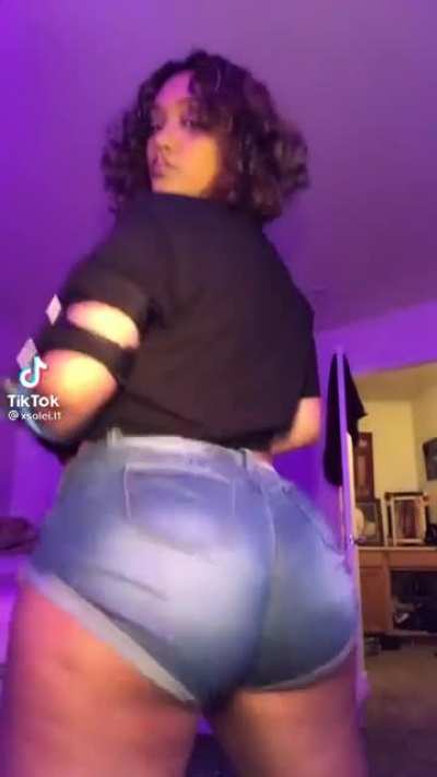 Latinas will always surprise me with their fatasses