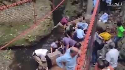 PUENTE COLGANTE colapsa en CUERNAVACA durante REINAGURACI&Oacute;N | EL PA&Iacute;S