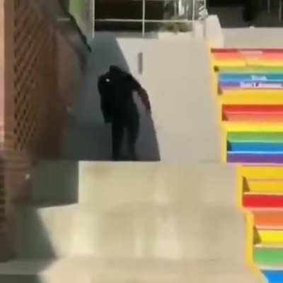 Нииибуду я подниматься по этой гейской лестнице!!111
