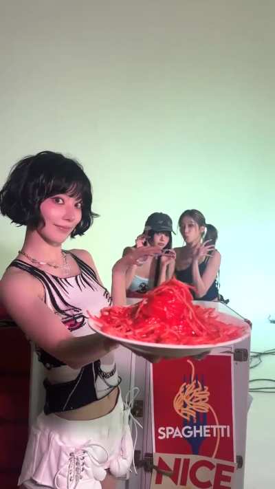 251013 LE SSERAFIM TikTok Update with Miyawaki Sakura (feat. Kazuha &amp;amp; Hong Eunchae)