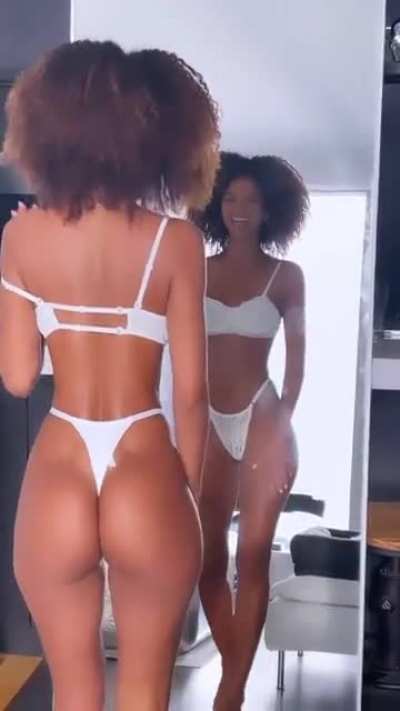 Juliana Nal&uacute;