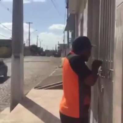 n&atilde;o chamar o galo cego de galo cego