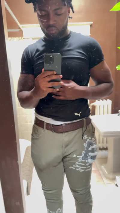 Fat ass dick can&rsquo;t fit in my jeans
