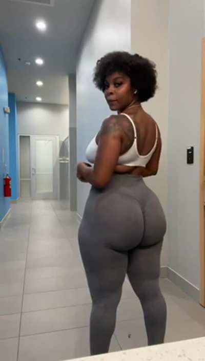 Suddenly I feel like going to the gym 🤔😅🏋🏾&zwj;♂️🤸🏽🍑