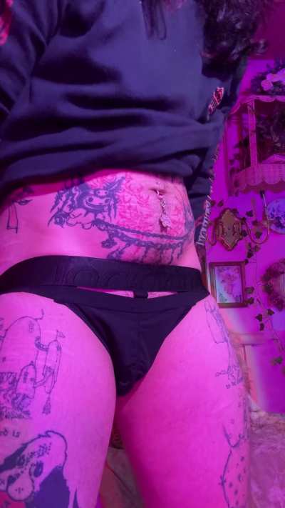 Open up , Daddy&rsquo;s has a treat for you 🍆