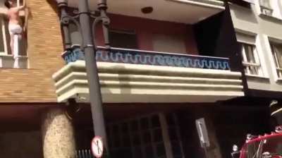 to get down without help 