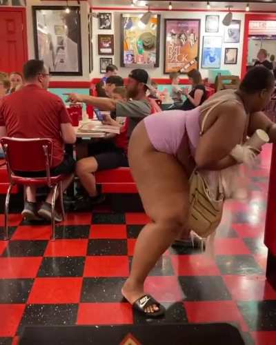 “oMg qUeEN 😘😍” “twerking in front of underage kids