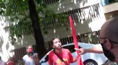 Pau comendo entre PCO (pr&oacute;-R&uacute;ssia) e MBL frente ao consulado russo no Rio. Um membro do PCO foi preso.