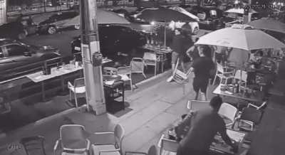 E os clientes de um bar da zona sul de Recife que acharam que tava rolando arrast&atilde;o quando na verdade era a turma do crossfit correndo na rua?