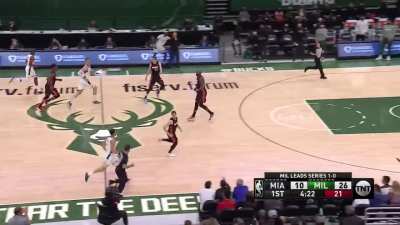 [Highlight] Jrue Holiday Records a Playoff Career-High 15 Assists To Help Bucks Go Up 2-0