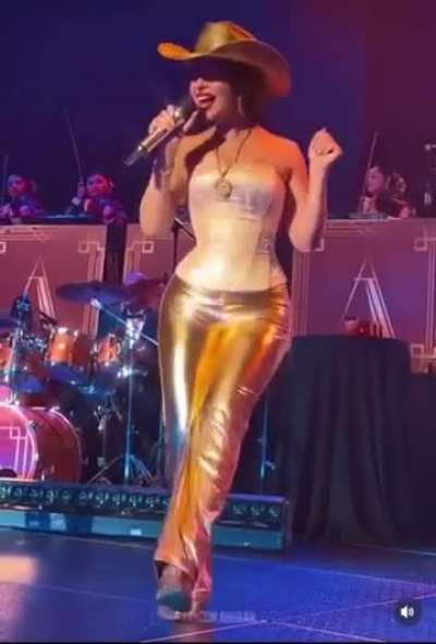 Ese culo tan grande de la puta 🔥 como se le marca la tanga tambi&eacute;n 💦