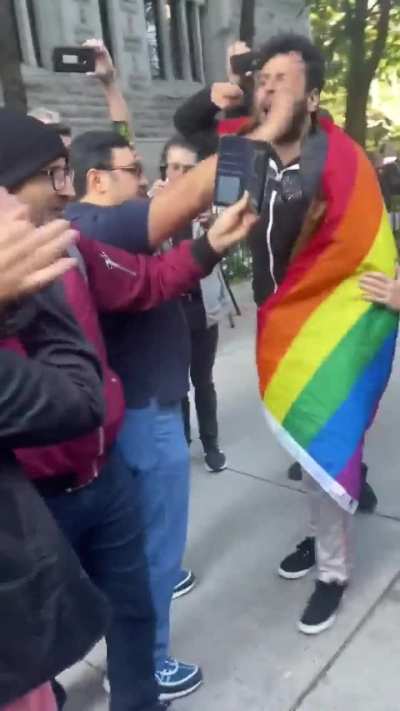 Kanada da lgbt hastalıktır diyen m&uuml;sl&uuml;man g&ouml;&ccedil;men ile gay g&ouml;&ccedil;men tartışıyor eleman Fransızca "ben sizin gibiler y&uuml;z&uuml;nden &uuml;lkemi terk ettim senin burada ne işi var" diyor. -Ka&ccedil;ıyorsun batıya sığınıyorsun bir bakıyorsun ka&ccedil;tığın yeri cehenneme &ccedil;evirenlerde s