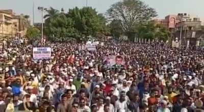 [Rahul Roushan] This is why I had not taken potshots at Shiv Sena over Bhindi Bazar thing. But this is beyond parties now. It's a community ever willing to go to war for their beliefs. I pray to Allah for peace.