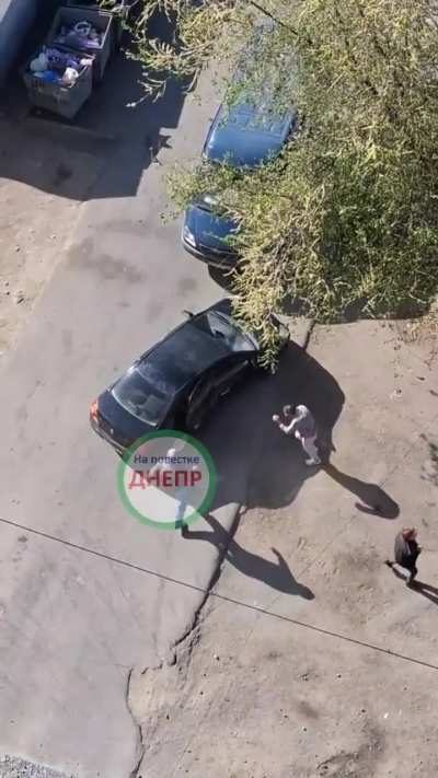 Passersby helped a man escape from the conscription officer in Dnipro, Ukraine. When the man screamed for his backpack to be returned, the TCC sprayed everyone with pepper spray and, after throwing away his phone, drove off