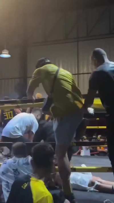MMA fighter was getting beat in his boxing debut so he head kick KO&rsquo;d his opponent. 😧