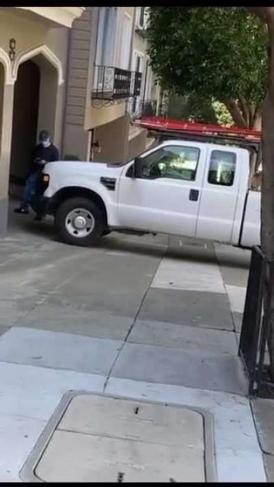White man in an affluent San Francisco neighborhood harass and interrogate a black delivery man